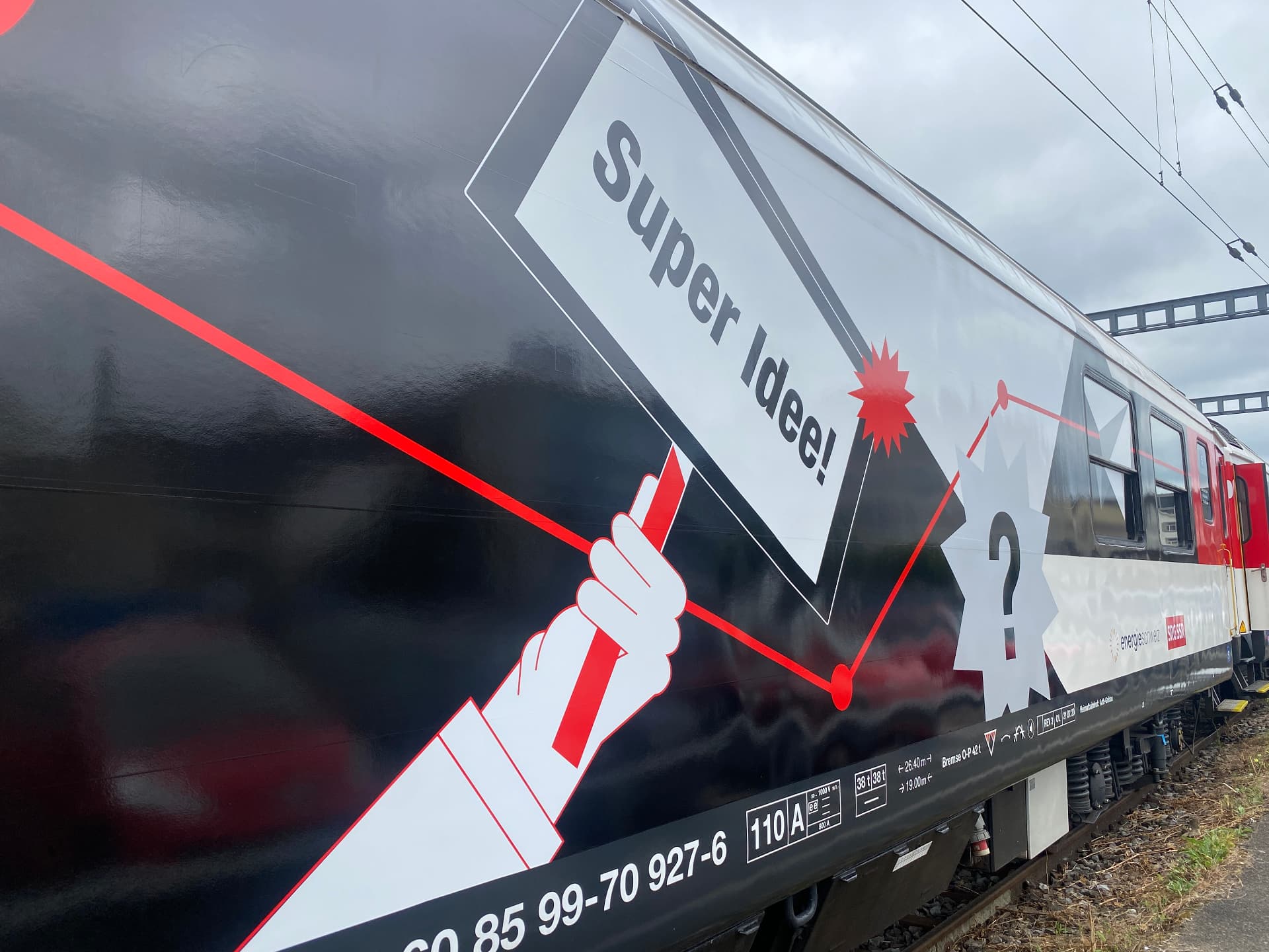 Waggon mit «Super Idee!»-Illustration und Fragezeichen