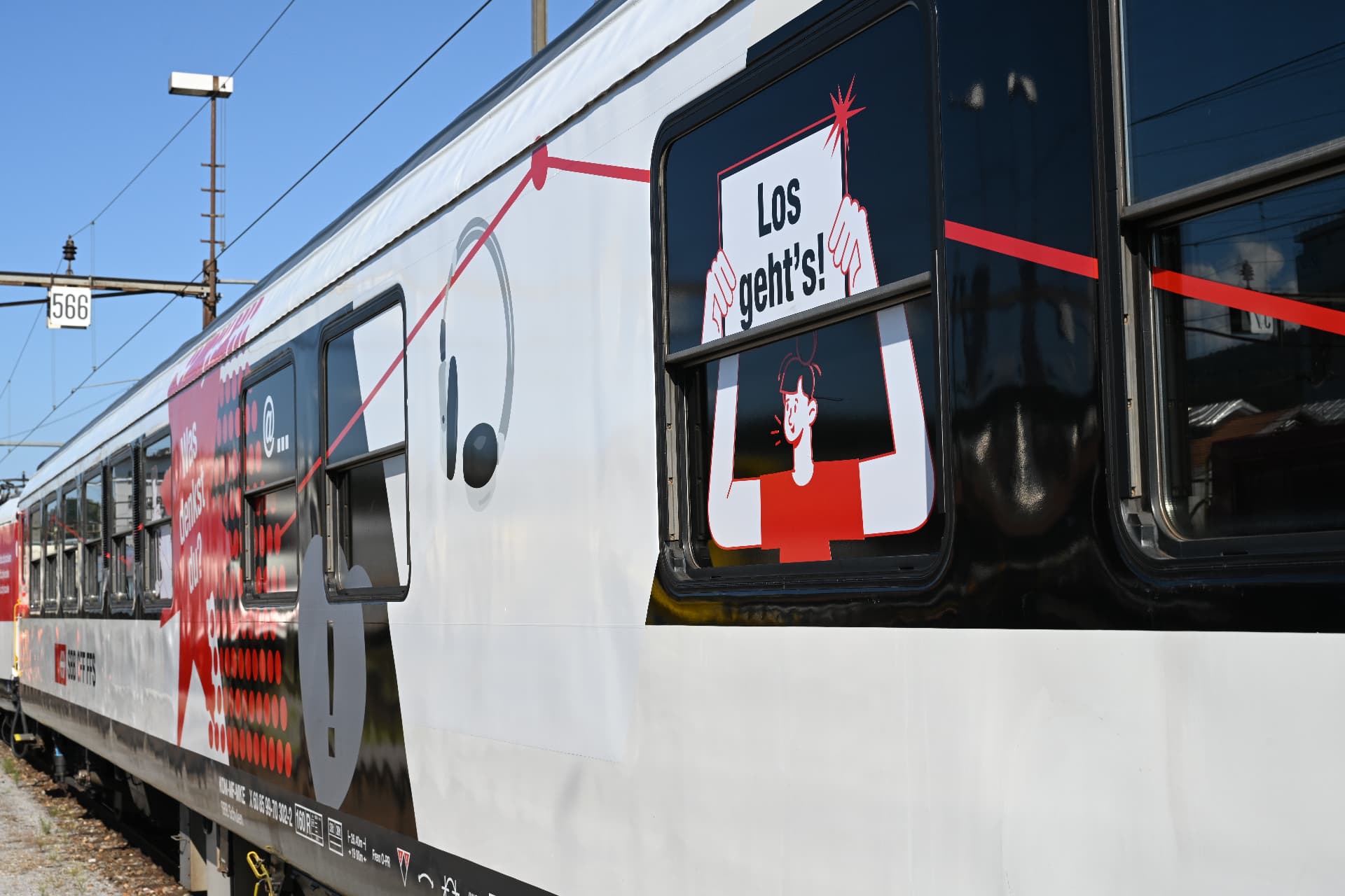 Waggon mit Illustration «Los geht's!» und Figuren
