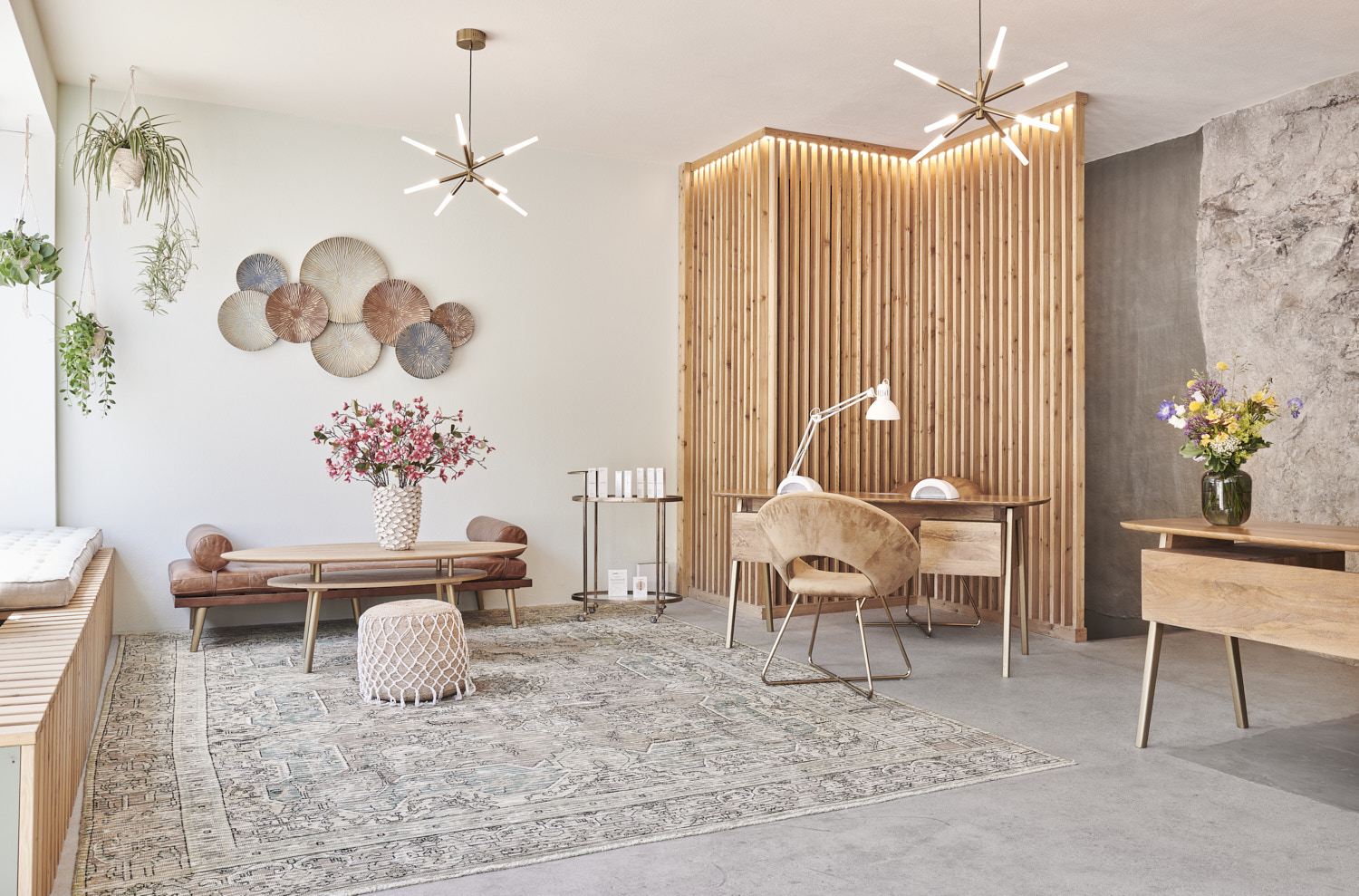Empfangsbereich mit Holzlamellen-Raumteiler und Lounge