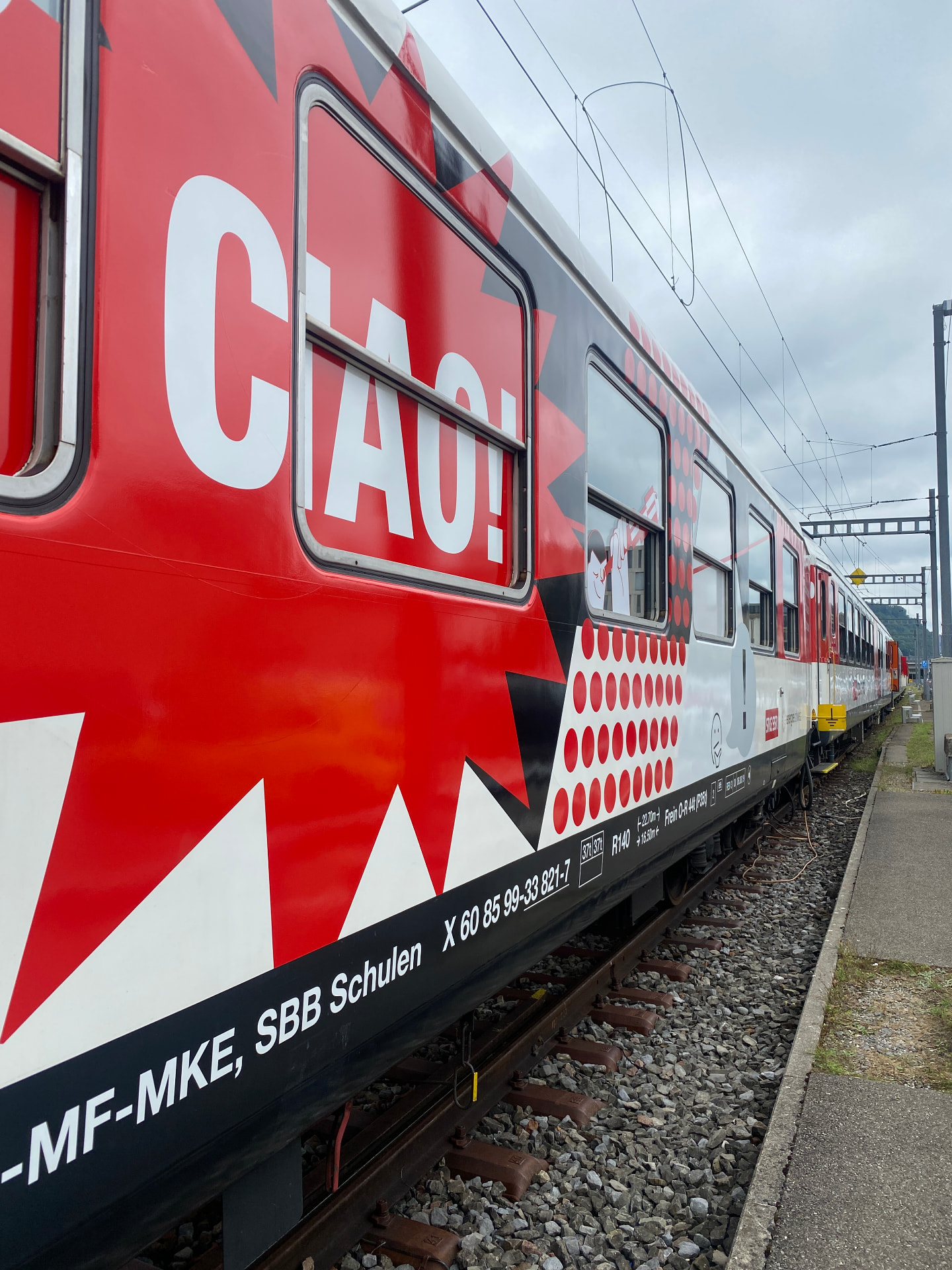 Zugseite mit grossem CIAO-Schriftzug und Grafik in Rot und Schwarz