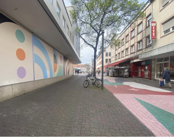 Gestaltete Ladenfassade mit geometrischen Formen entlang der Strasse