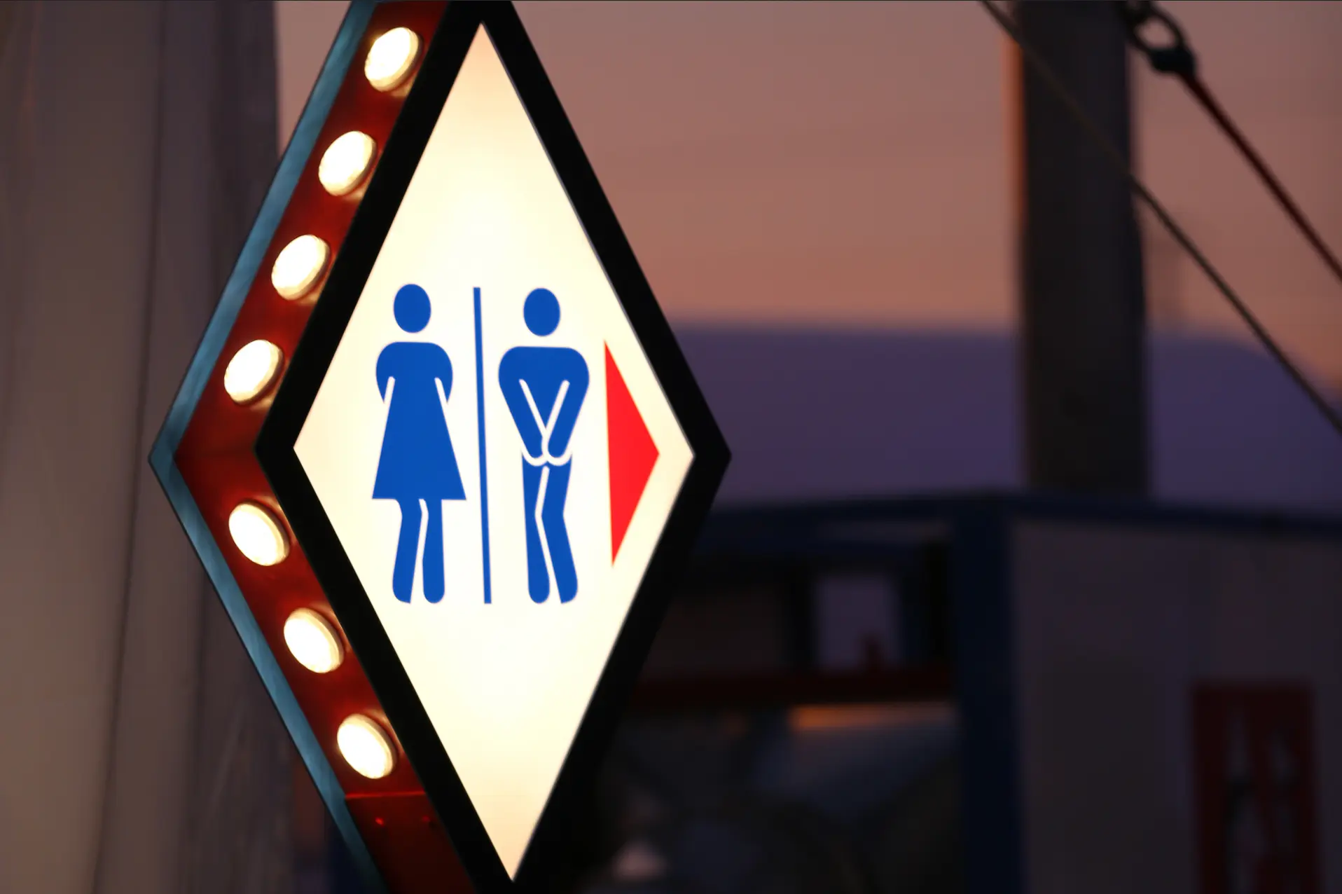 Leuchtende WC-Raute mit Figurensymbolen