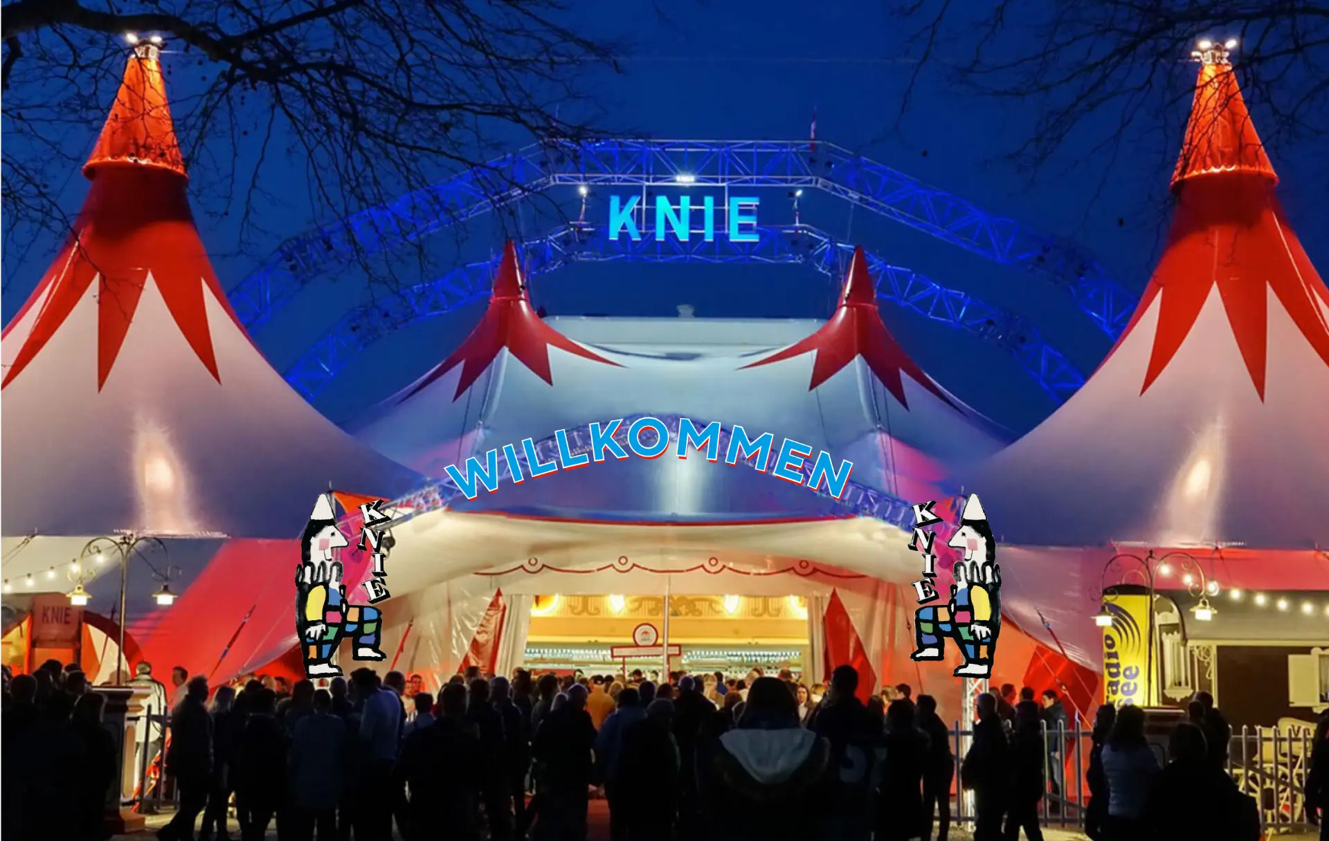 Circus-Zelt bei Nacht mit Willkommen-Schriftzug