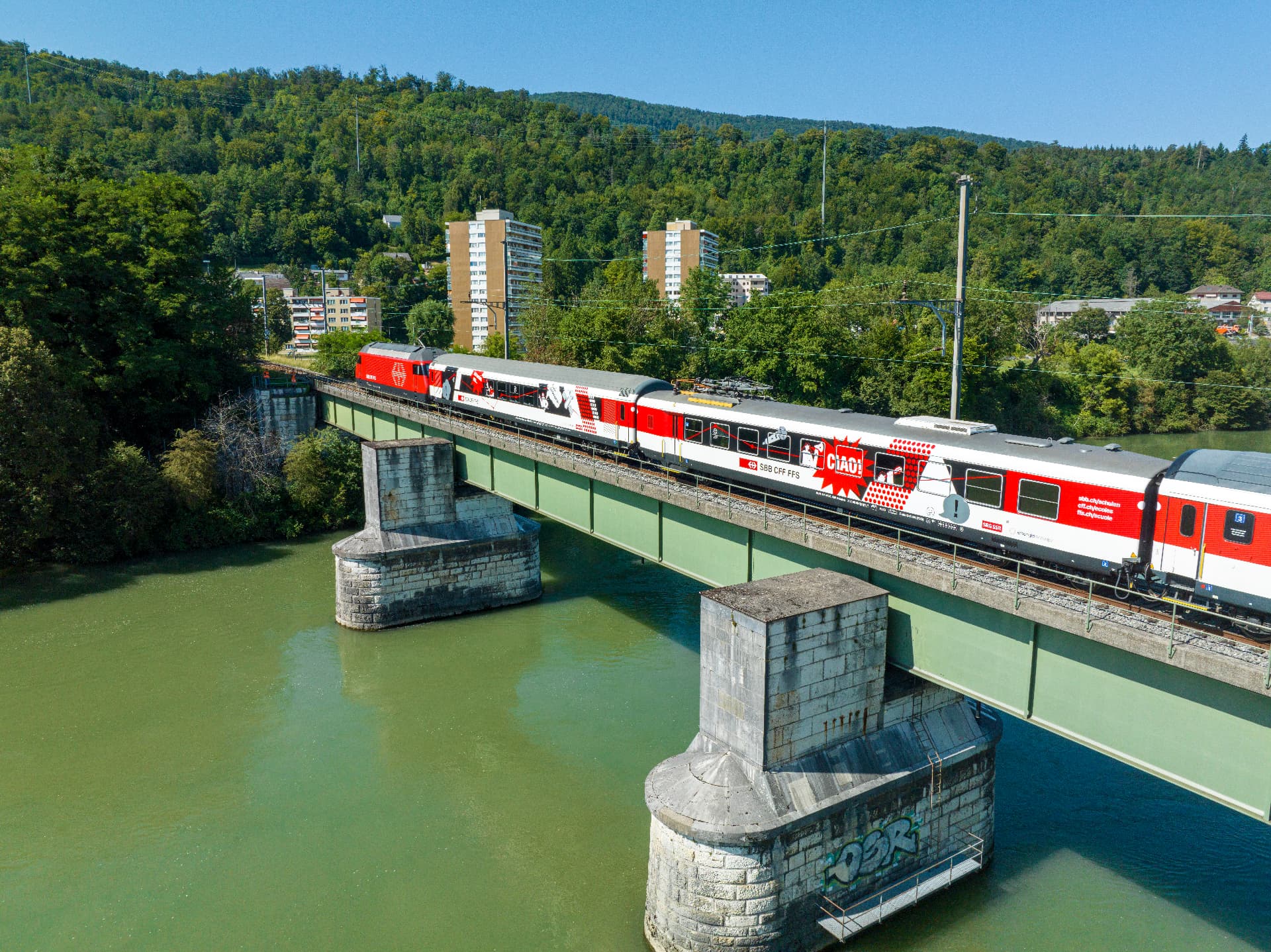 SBB Schul- und Erlebniszug auf einer Brücke über den Fluss