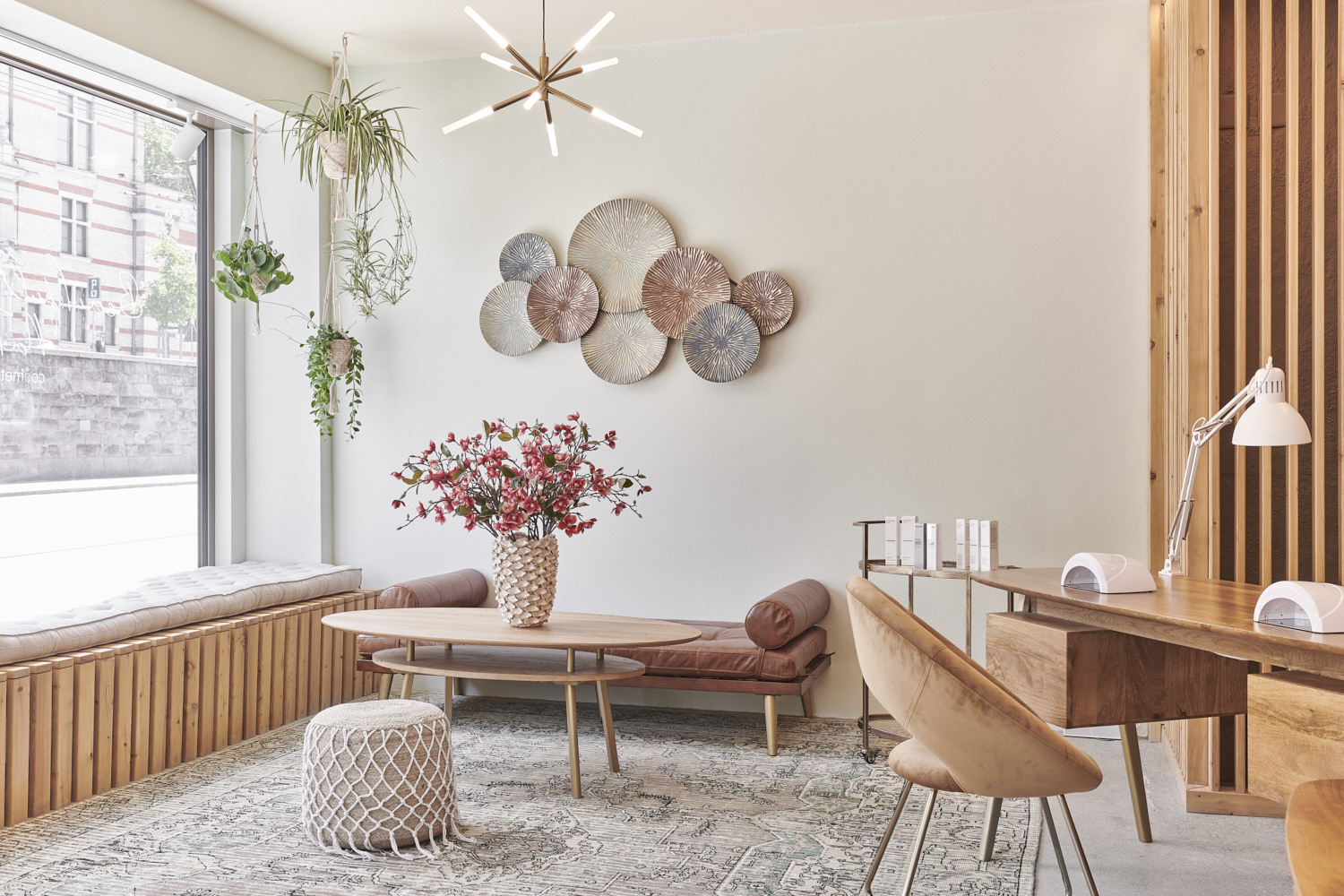 Lounge mit Wandobjekten und Fensterfront