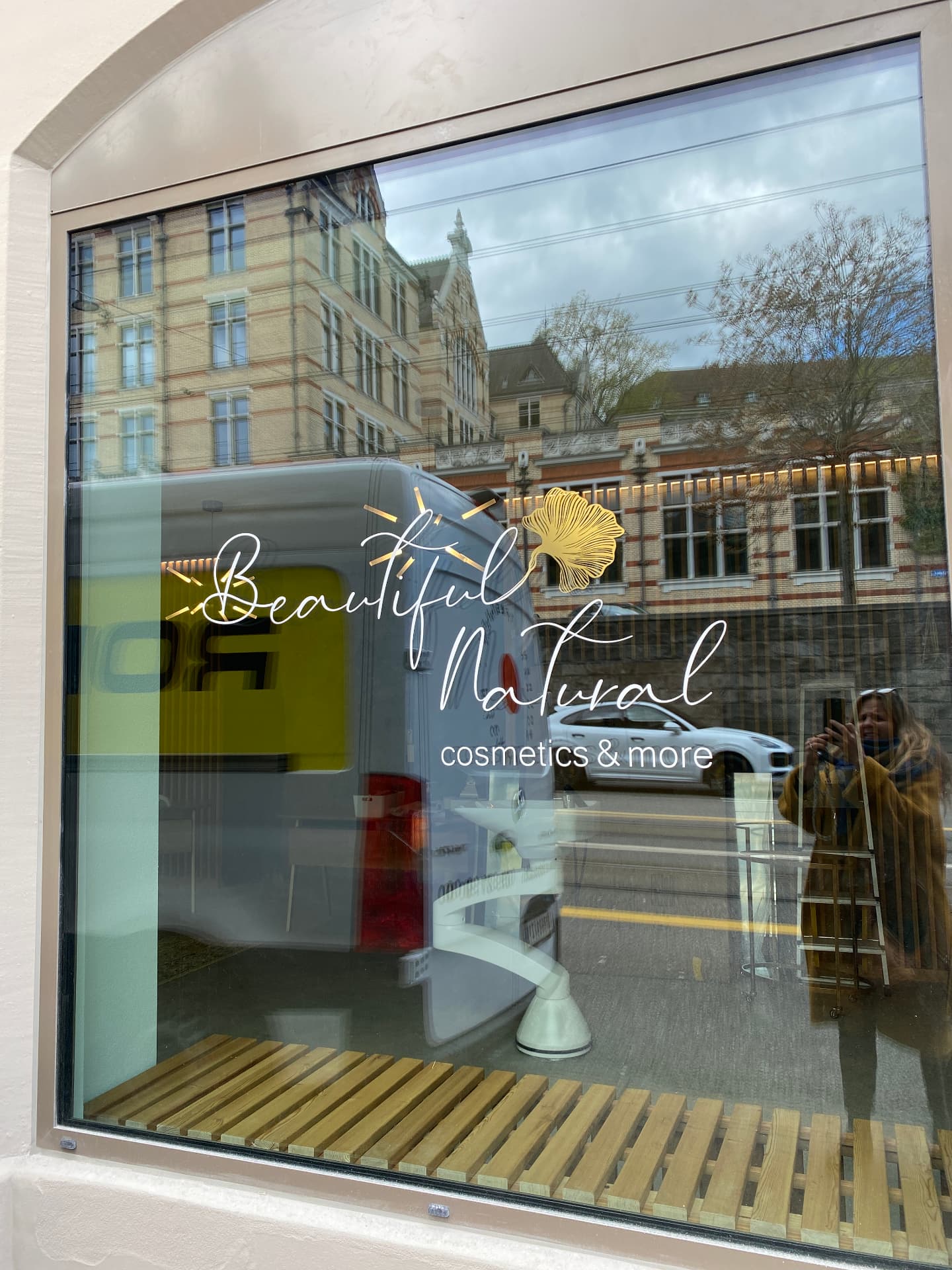 Schaufenster mit Beautiful & Natural Schriftzug
