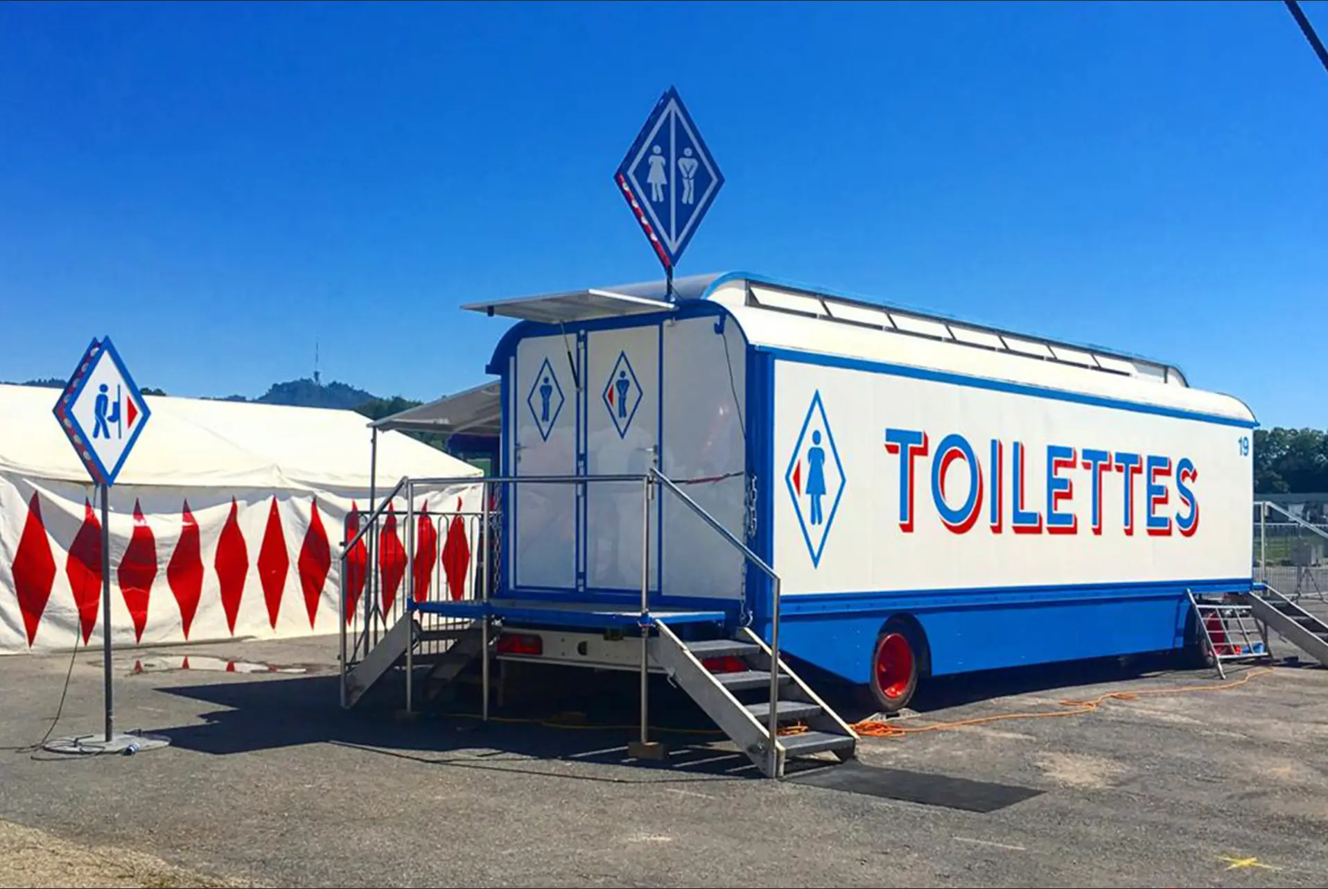 Toilettenwagen mit grosser Toilettes-Beschriftung